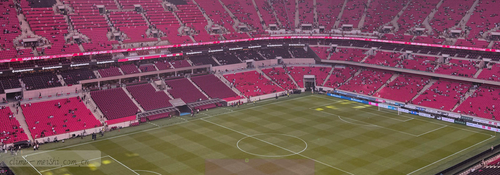 暗色空间中成排的知识卡片轮廓被斜射光束照亮，抽象构成