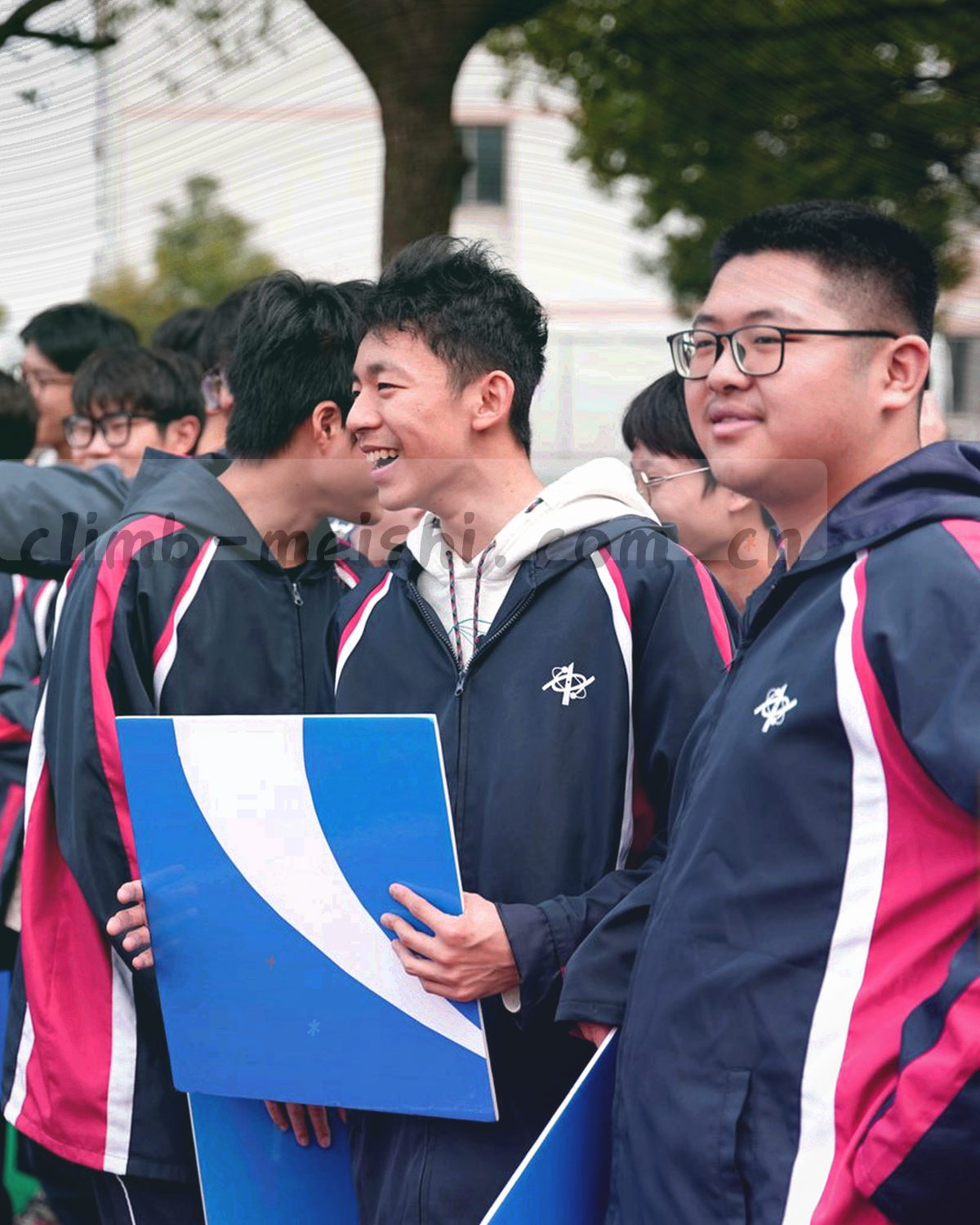 暗色空间中向上延伸的发光阶梯与斜射光束，抽象几何，无人物
